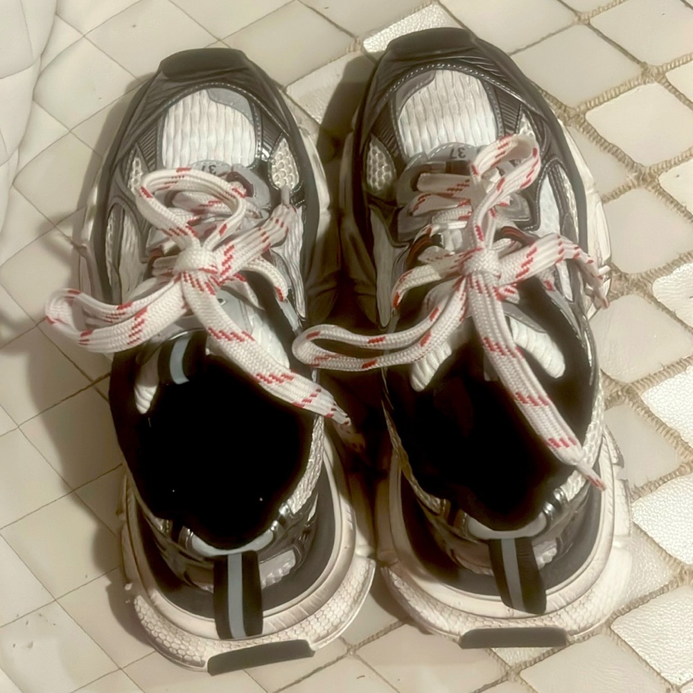 Women sport shoes, only try one time, very NEW